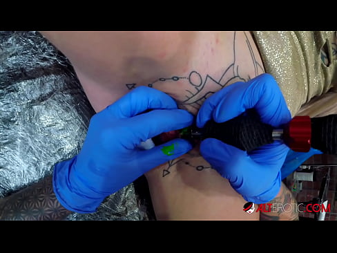 ❤️ Ekstremt tatovert hottie Sully Savage tok en tatovering på klitoris ❤ Sexvideo hos oss no.com-fullporner.ru